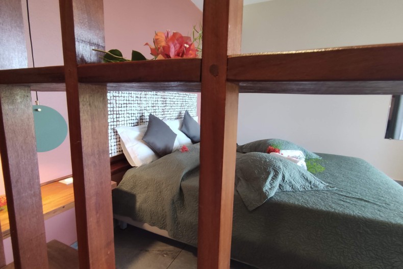 La chambre à coucher, la vue du couloir